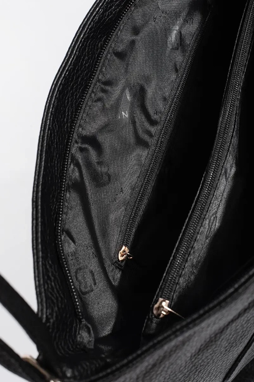 Bolso negro con hebillas doradas