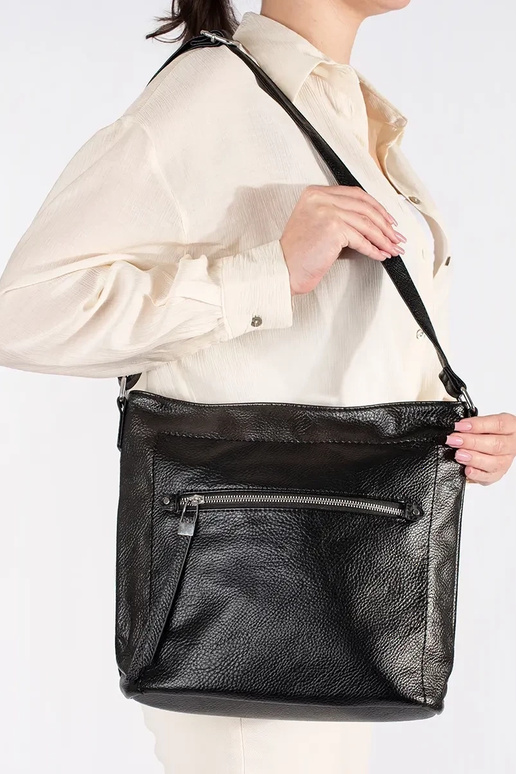 Bolso negro con correa ajustable