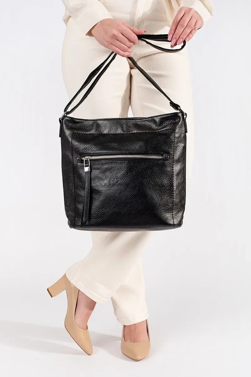 Bolso negro con correa ajustable