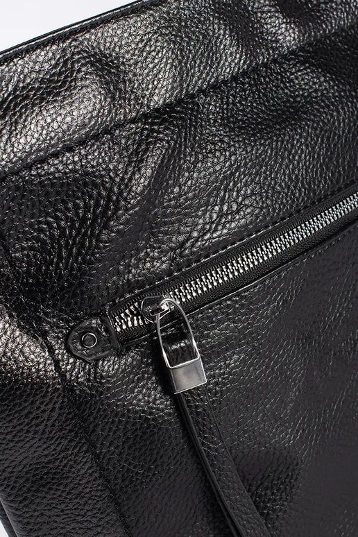 Bolso negro con correa ajustable