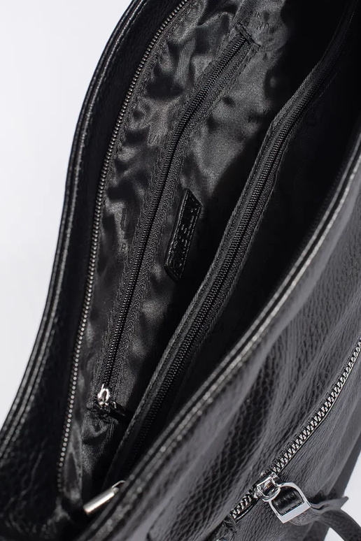 Bolso negro con correa ajustable