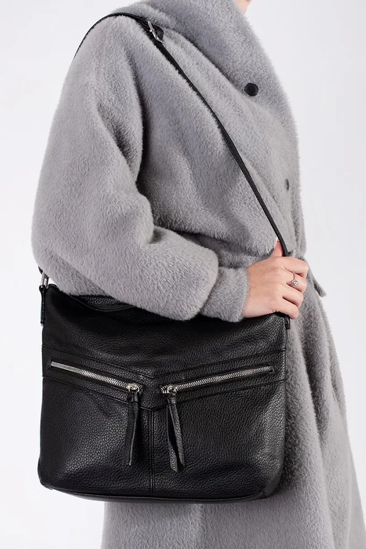 Bolso negro de mujer con correa...