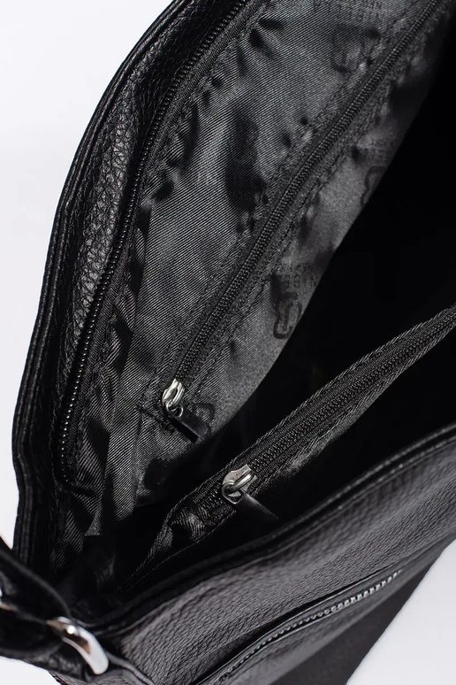 Bolso negro de mujer con correa...