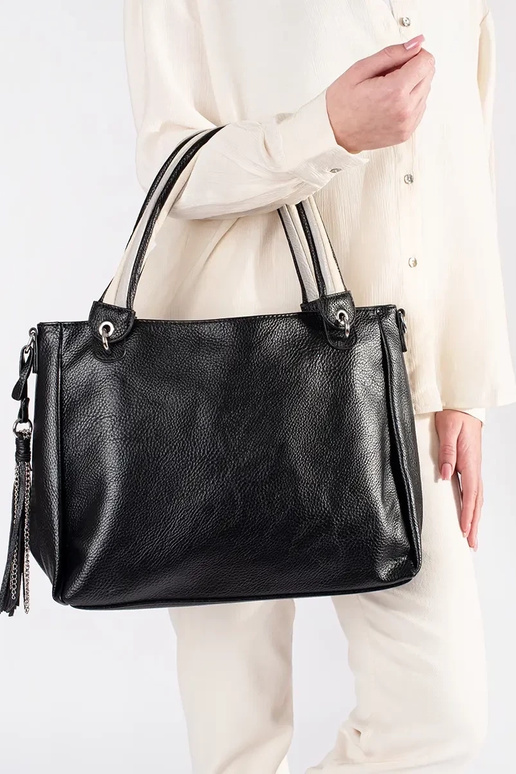 Bolso negro de mujer con cremallera