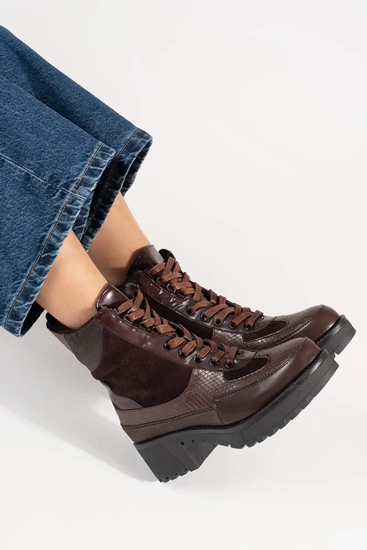 Zapatos burdeos con cordones de tacón...