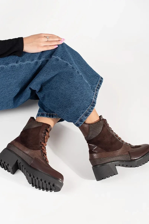 Zapatos burdeos con cordones de tacón...