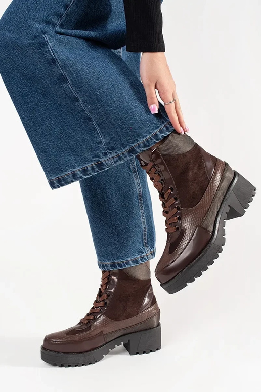 Zapatos burdeos con cordones de tacón...