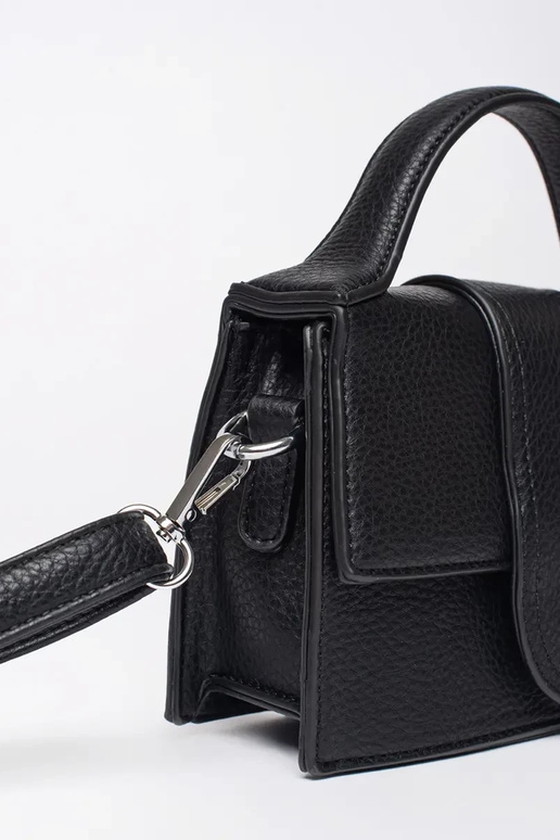 Bolso pequeño negro con asa