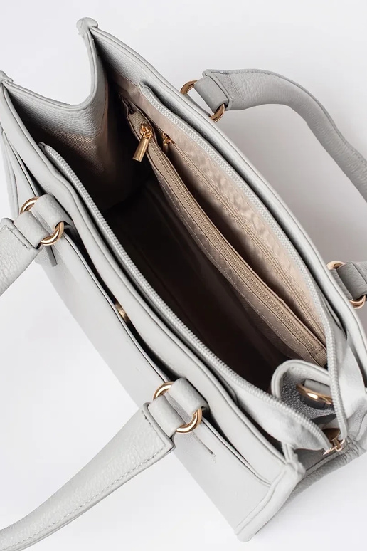 Bolso gris con cremallera