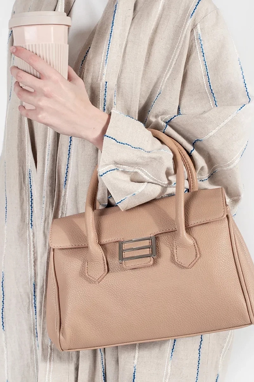 Bolso de mano color beige brillante...