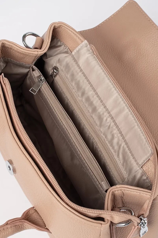 Bolso de mano color beige brillante...