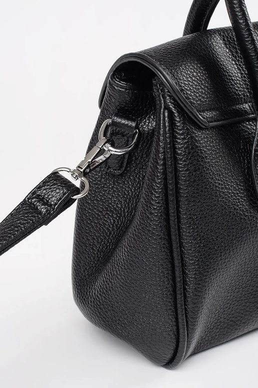 Bolso negro de mujer con tiras