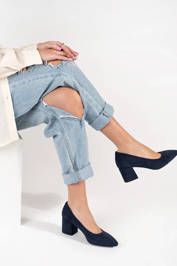 Tacones altos de ante azul... 2