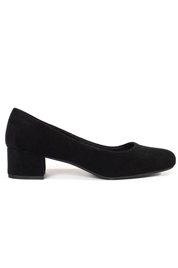 Tacones negros de gamuza...