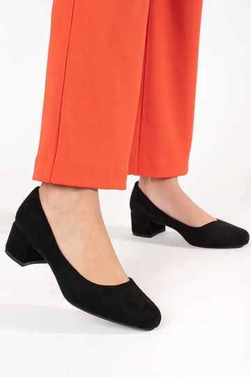 Tacones negros de gamuza... 2