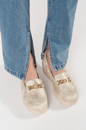 Mocasines dorados de cuña...