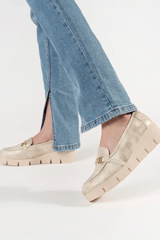 Mocasines dorados de cuña con cadena