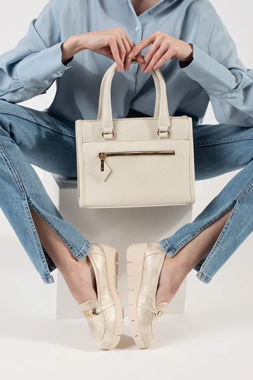 Mocasines dorados de cuña con cadena