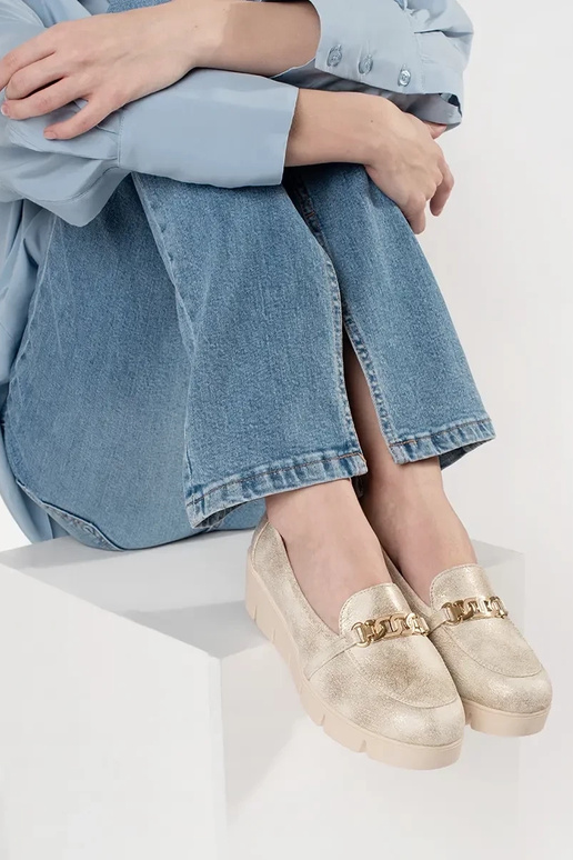 Mocasines dorados de cuña con cadena