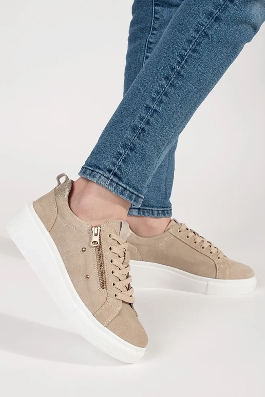 Zapatillas modelo de color arena con... Zapatillas modelo de color arena con...