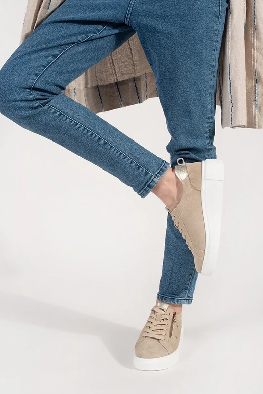 Zapatillas modelo de color arena con... Zapatillas modelo de color arena con...