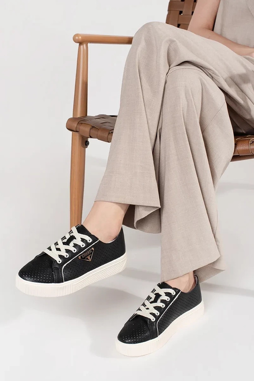 Zapatillas modelo de color negro de... Zapatillas modelo de color negro de...