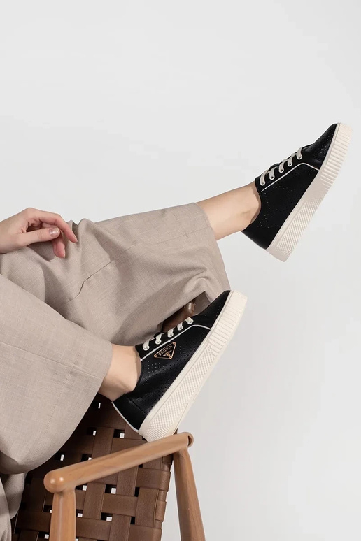 Zapatillas modelo de color negro de... Zapatillas modelo de color negro de...