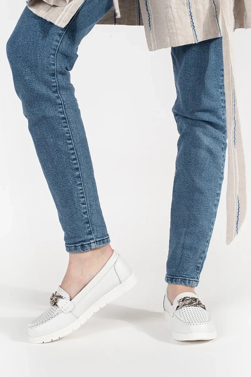 Mocasines de color blanco de cuero...