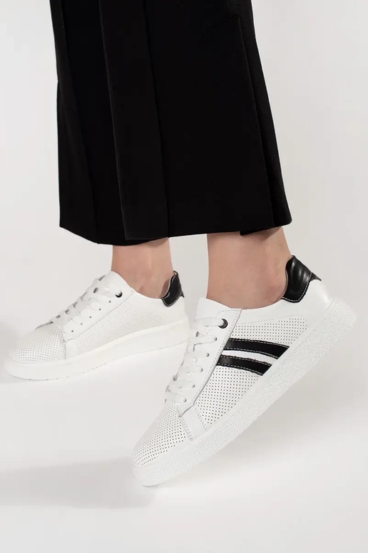 Zapatillas deportivas caladas blancas... Zapatillas deportivas caladas blancas...