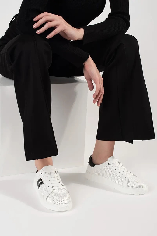 Zapatillas deportivas caladas blancas... Zapatillas deportivas caladas blancas...