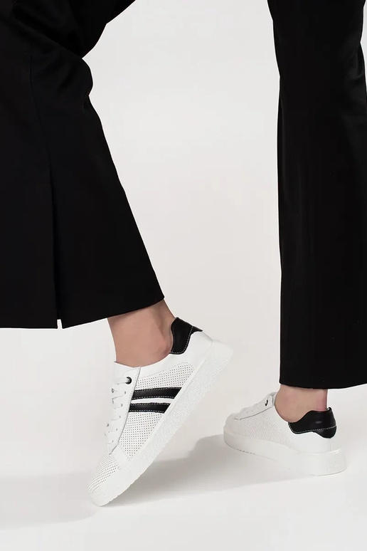 Zapatillas deportivas caladas blancas... Zapatillas deportivas caladas blancas...