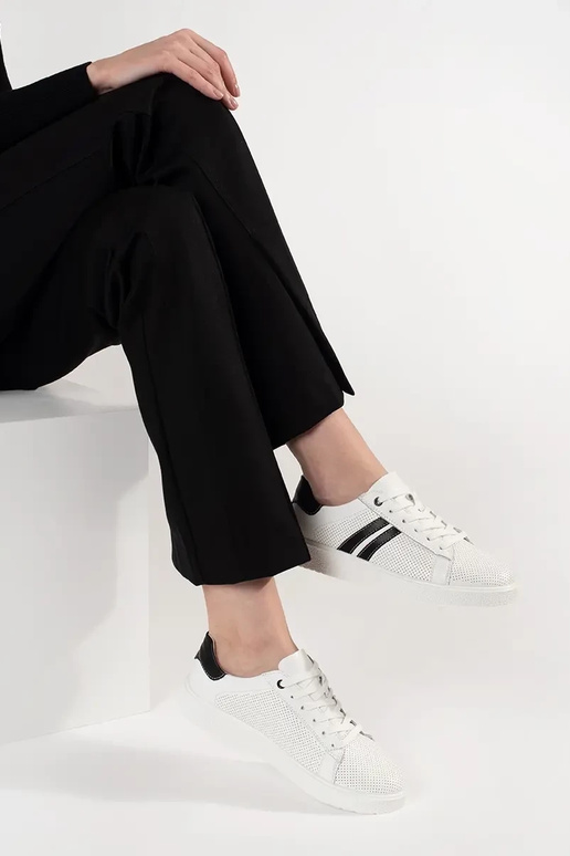 Zapatillas deportivas caladas blancas... Zapatillas deportivas caladas blancas...