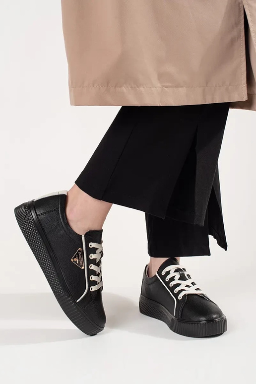 Zapatillas de cuero color negro con... Zapatillas de cuero color negro con...