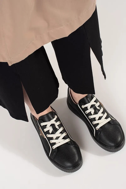 Zapatillas de cuero color negro con... Zapatillas de cuero color negro con...