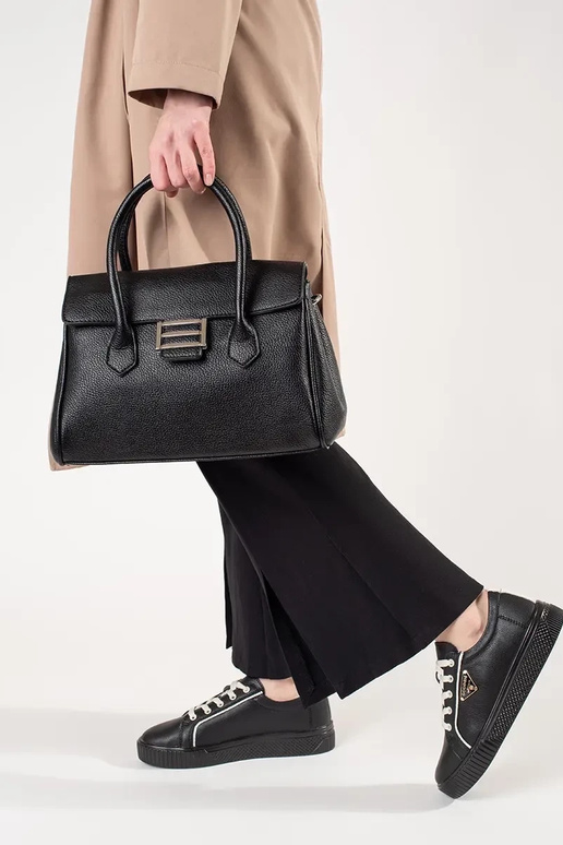 Zapatillas de cuero color negro con... Zapatillas de cuero color negro con...