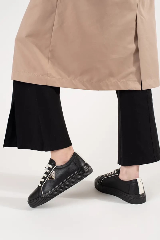 Zapatillas de cuero color negro con... Zapatillas de cuero color negro con...