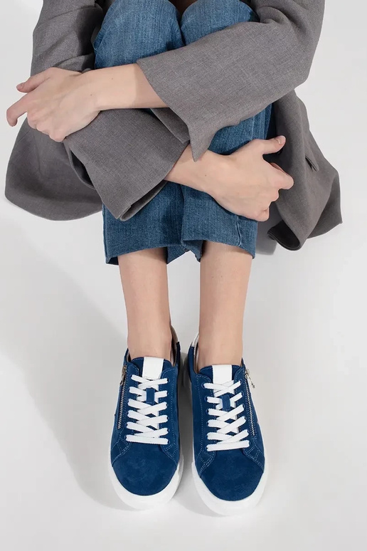 Zapatillas modelo de color azul con... Zapatillas modelo de color azul con...