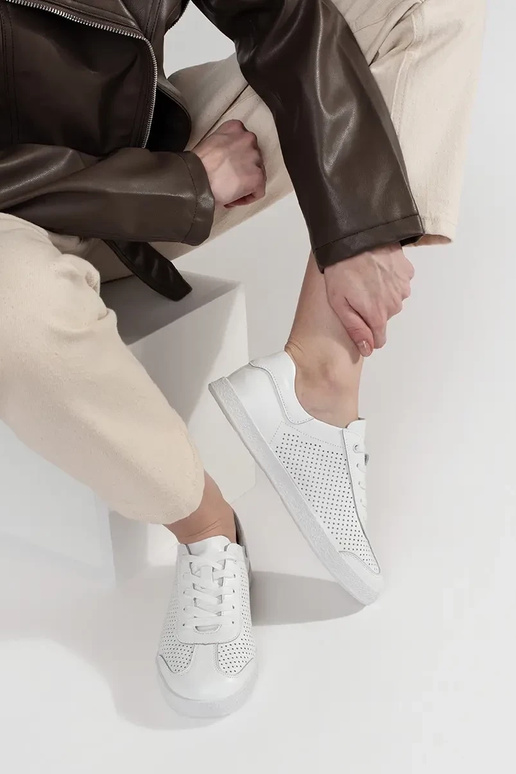 Zapatillas deportivas de color blanco... Zapatillas deportivas de color blanco...