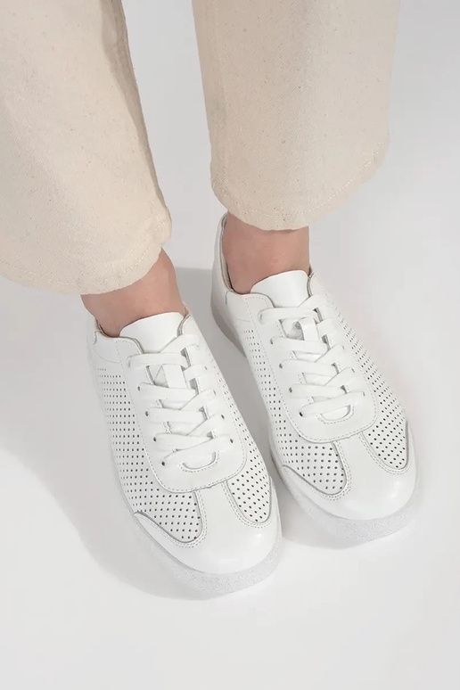 Zapatillas deportivas de color blanco... Zapatillas deportivas de color blanco...