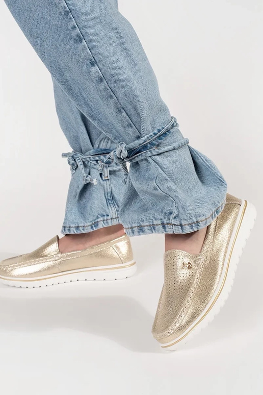 Mocasines de color dorado de cuero... Mocasines de color dorado de cuero...