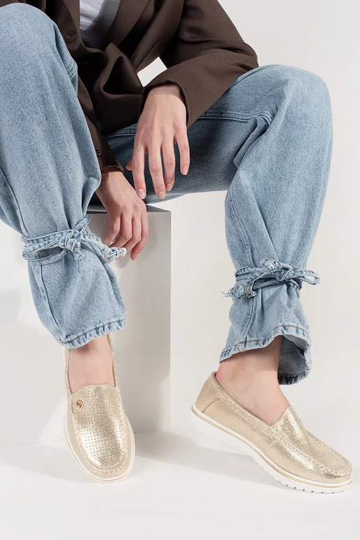 Mocasines de color dorado de cuero... Mocasines de color dorado de cuero...