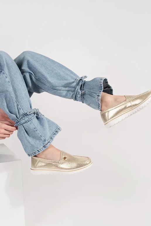 Mocasines de color dorado de cuero... Mocasines de color dorado de cuero...