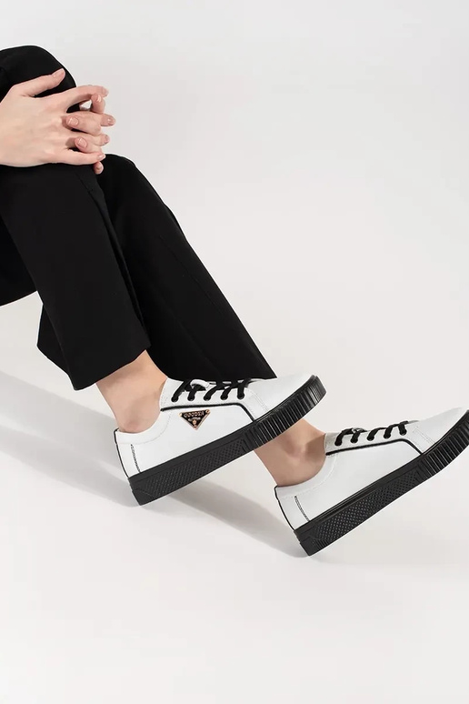 Zapatillas modelo Sneakers blancas y... Zapatillas modelo Sneakers blancas y...