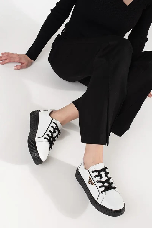 Zapatillas modelo Sneakers blancas y... Zapatillas modelo Sneakers blancas y...