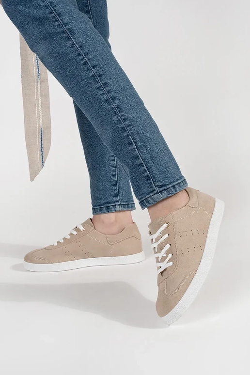 Zapatillas modelo de color arena de... Zapatillas modelo de color arena de...