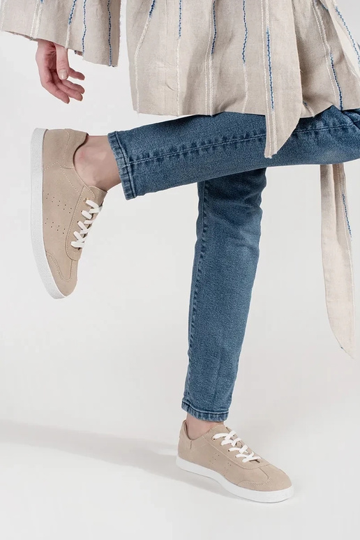 Zapatillas modelo de color arena de... Zapatillas modelo de color arena de...