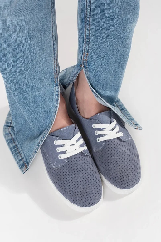 Zapatillas caladas azules de piel... Zapatillas caladas azules de piel...