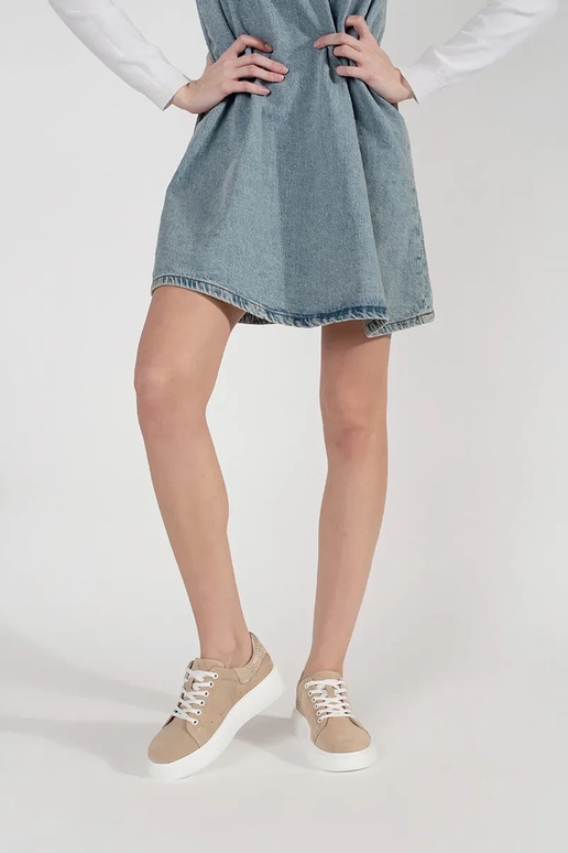 Zapatillas modelo de color arena con... Zapatillas modelo de color arena con...