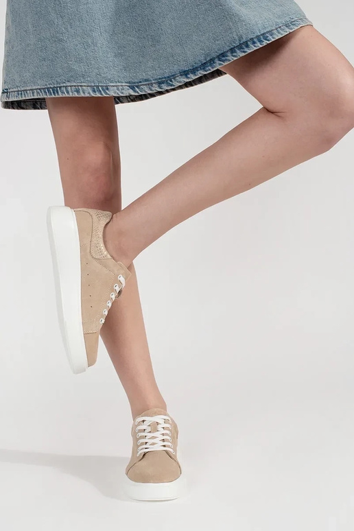 Zapatillas modelo de color arena con... Zapatillas modelo de color arena con...