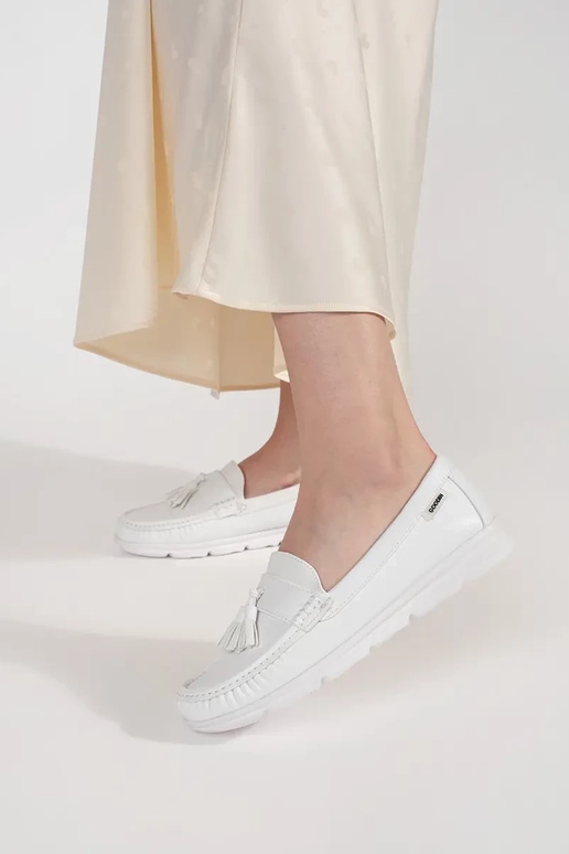 Mocasines de color blanco con flecos...